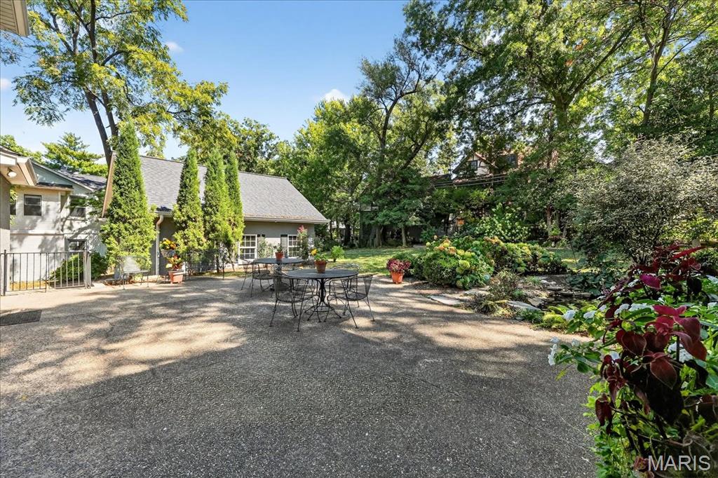 Webster Groves, Missouri 63119, United States, 4 Bedrooms Bedrooms, ,4 BathroomsBathrooms,Residential,Pending,211639