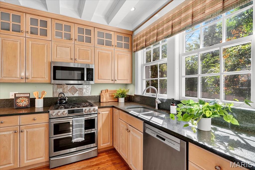 Webster Groves, Missouri 63119, United States, 4 Bedrooms Bedrooms, ,4 BathroomsBathrooms,Residential,Pending,211639