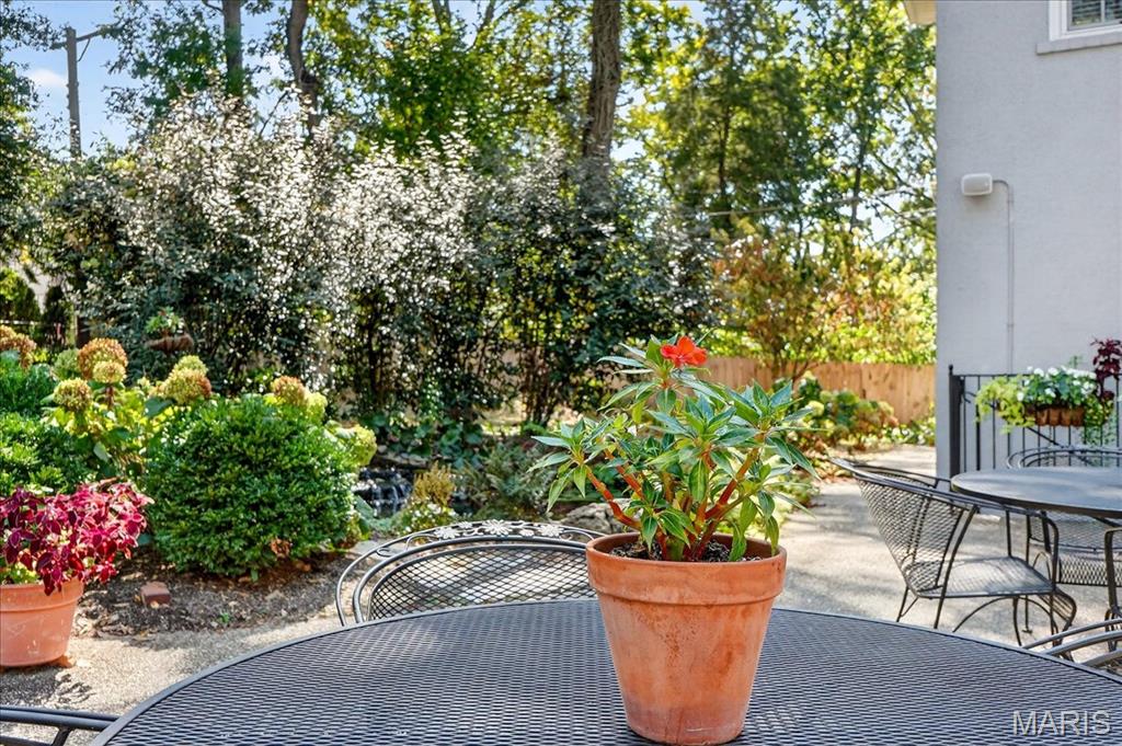 Webster Groves, Missouri 63119, United States, 4 Bedrooms Bedrooms, ,4 BathroomsBathrooms,Residential,Pending,211639