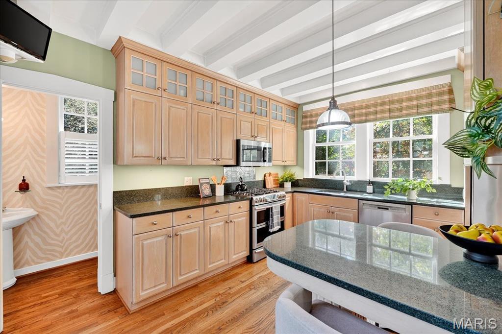 Webster Groves, Missouri 63119, United States, 4 Bedrooms Bedrooms, ,4 BathroomsBathrooms,Residential,Pending,211639