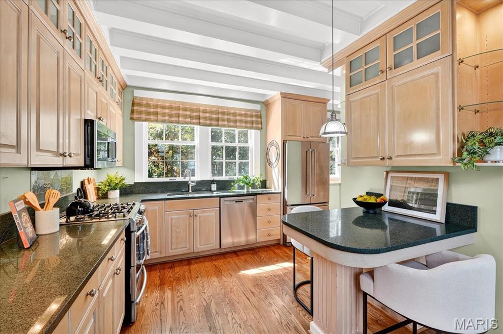 Webster Groves, Missouri 63119, United States, 4 Bedrooms Bedrooms, ,4 BathroomsBathrooms,Residential,Pending,211639