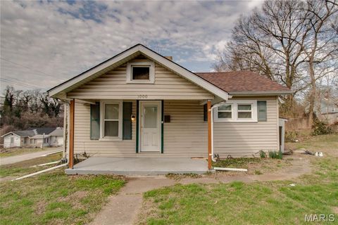 Photo of 1000 Willard Avenue, Alton, IL 62002 (MLS # 26015923)