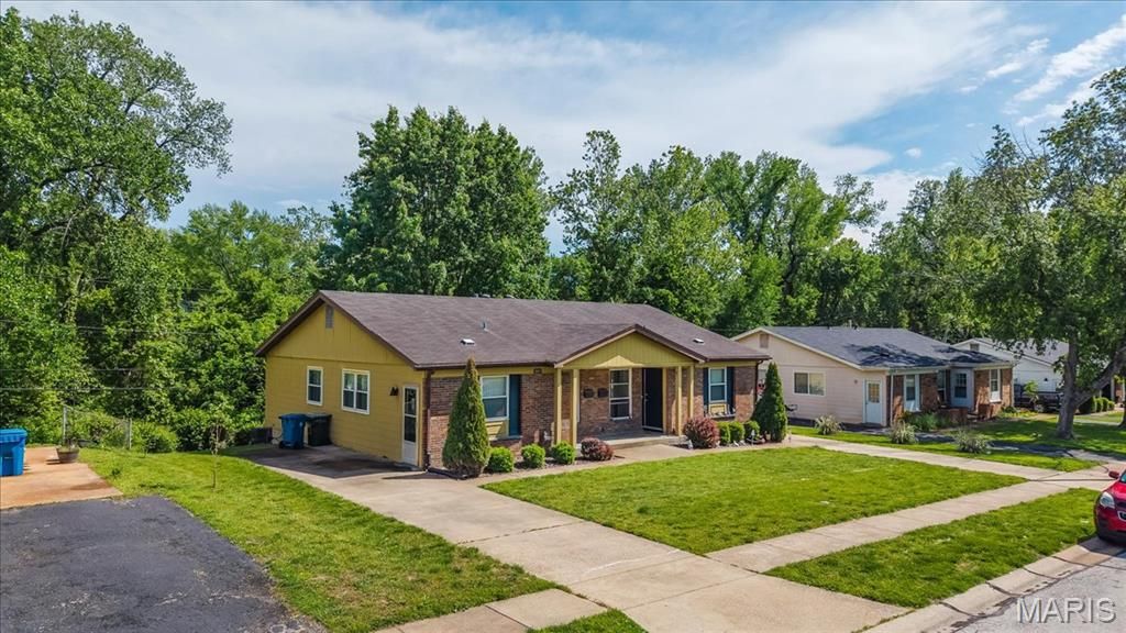 Photo of 5239 Ville Anita Court, Hazelwood, MO 63042 (MLS # 26028669)