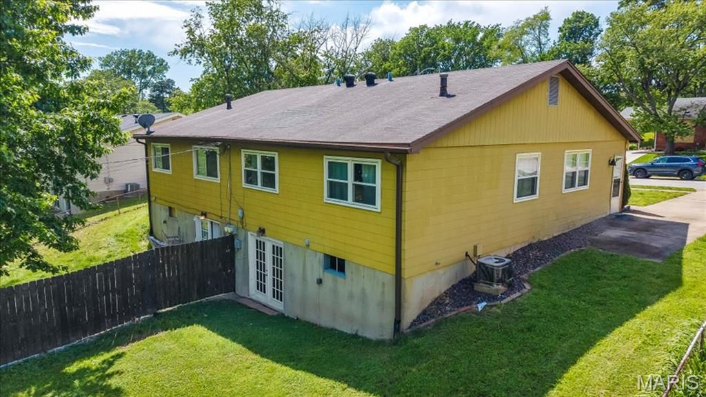 Photo of 5239 Ville Anita Court, Hazelwood, MO 63042 (MLS # 26028669)