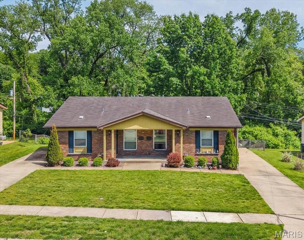 Photo of 5239 Ville Anita Court, Hazelwood, MO 63042 (MLS # 26028669)