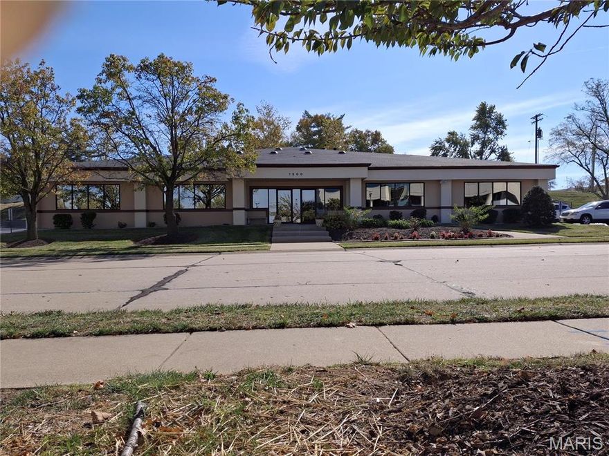 Beautiful St Charles 9,850 Sq Ft Office building for lease. Sale price $1,000,000.00 or Gross lease price $19 per sq foot full service. Can be used for general office or healthcare with single tenant occupancy, leasing entire building. Off street paved parking 44 spaces. Has offices, kitchen, break area and 4 restrooms. Standby generator. Located in well developed commercial district with shopping, restaurants, medical, and office buildings just off Hwy 70 and close to 364 (Page Extension), and 94. Some Accessible Features Location: Business Park, City, High Traffic