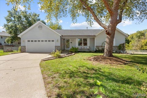 Photo of 412 N Deer Tracks Trail, St Peters, MO 63376 (MLS # 26065654)