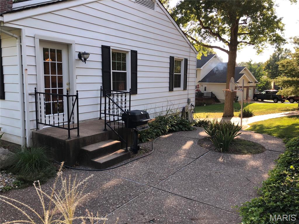 Photo of 307 W Old Watson Road, Webster Groves, MO 63119 (MLS # 26067867)