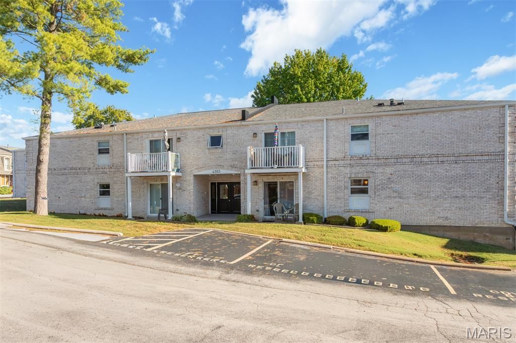 Photo of 4353 Chateau De Ville Drive #D, Oakville, MO 63129 (MLS # 26029395)