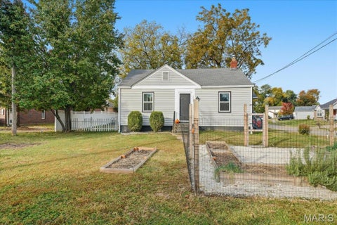 Photo of 3033 Doddridge Avenue, Maryland Heights, MO 63043 (MLS # 26069176)