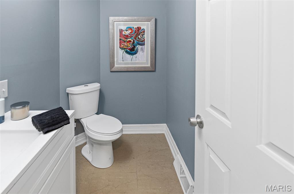 East Alton, Illinois 62024, United States, 3 Bedrooms Bedrooms, ,4 BathroomsBathrooms,Residential,Pending,148418