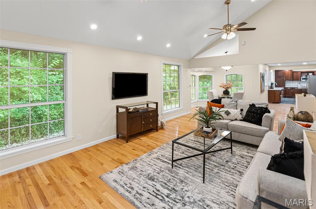 East Alton, Illinois 62024, United States, 3 Bedrooms Bedrooms, ,4 BathroomsBathrooms,Residential,Pending,148418