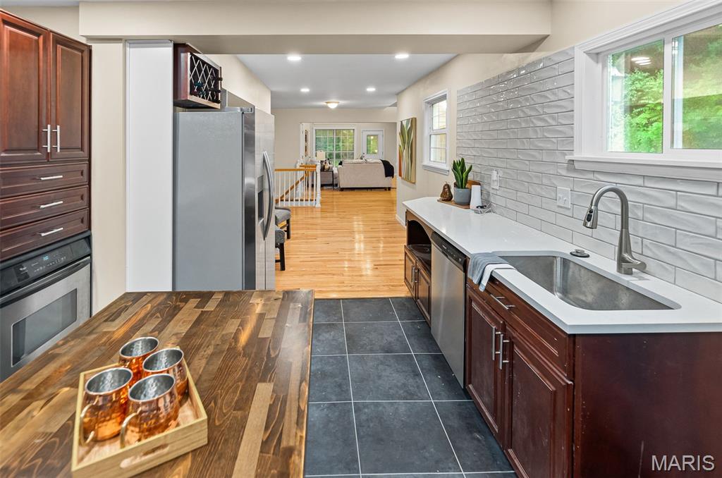 East Alton, Illinois 62024, United States, 3 Bedrooms Bedrooms, ,4 BathroomsBathrooms,Residential,Pending,148418