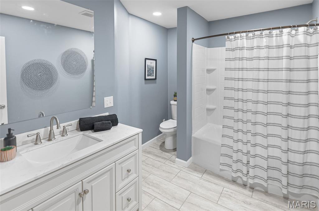 East Alton, Illinois 62024, United States, 3 Bedrooms Bedrooms, ,4 BathroomsBathrooms,Residential,Pending,148418