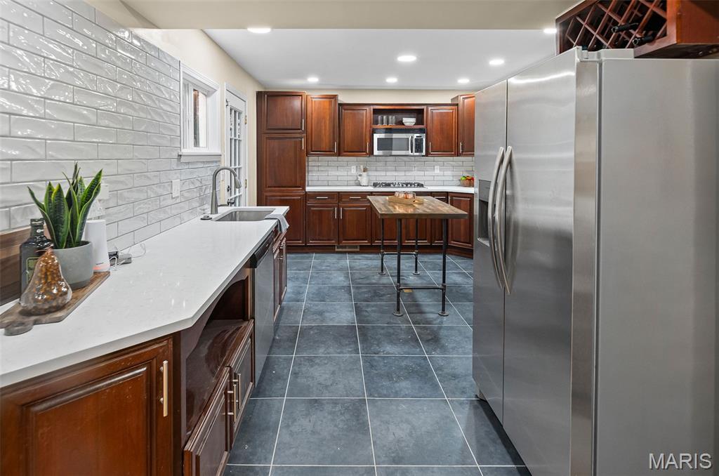 East Alton, Illinois 62024, United States, 3 Bedrooms Bedrooms, ,4 BathroomsBathrooms,Residential,Pending,148418