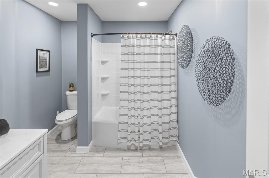 East Alton, Illinois 62024, United States, 3 Bedrooms Bedrooms, ,4 BathroomsBathrooms,Residential,Pending,148418