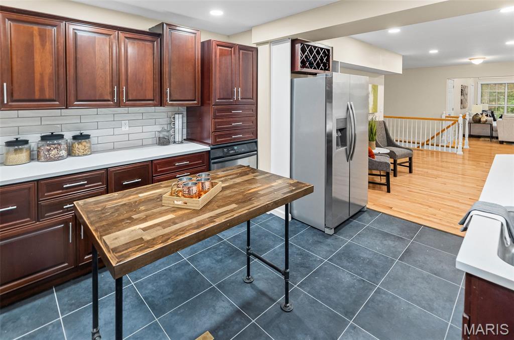 East Alton, Illinois 62024, United States, 3 Bedrooms Bedrooms, ,4 BathroomsBathrooms,Residential,Pending,148418