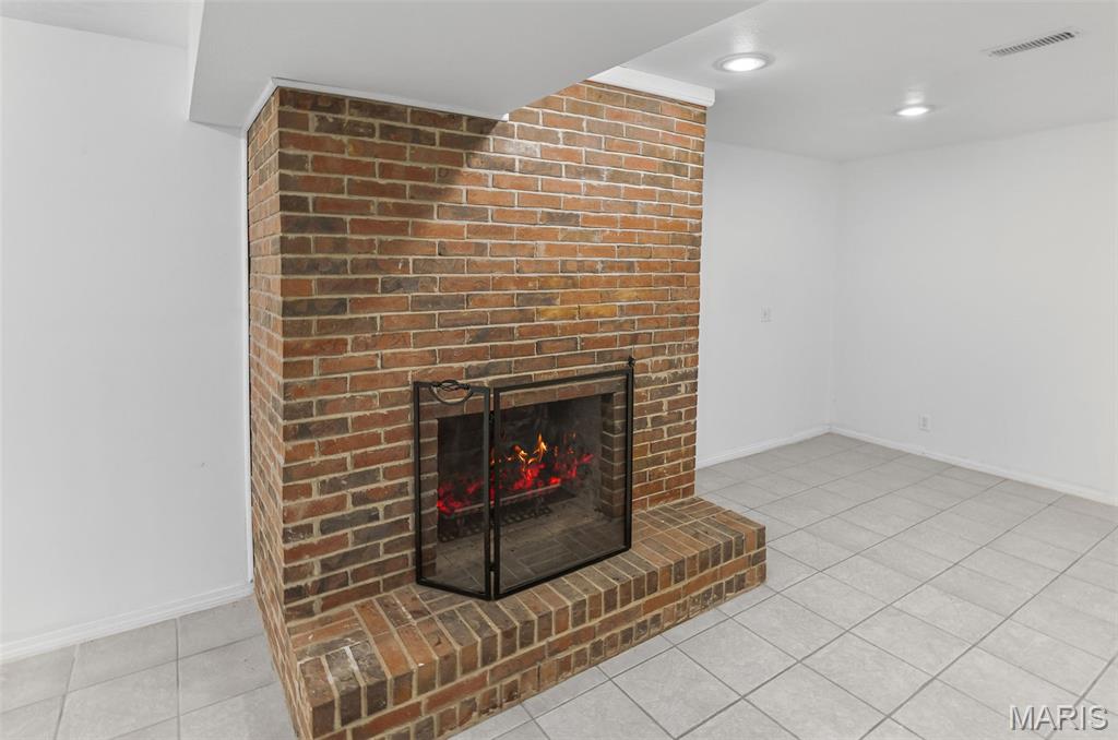 East Alton, Illinois 62024, United States, 3 Bedrooms Bedrooms, ,4 BathroomsBathrooms,Residential,Pending,148418