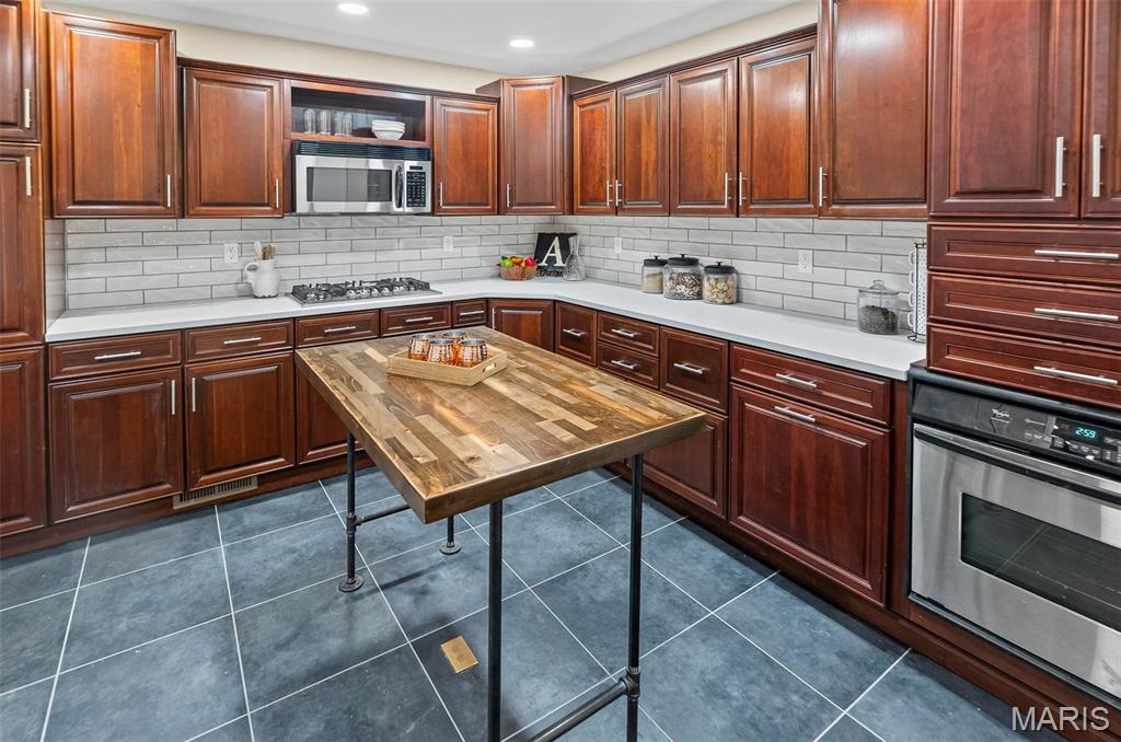 East Alton, Illinois 62024, United States, 3 Bedrooms Bedrooms, ,4 BathroomsBathrooms,Residential,Pending,148418