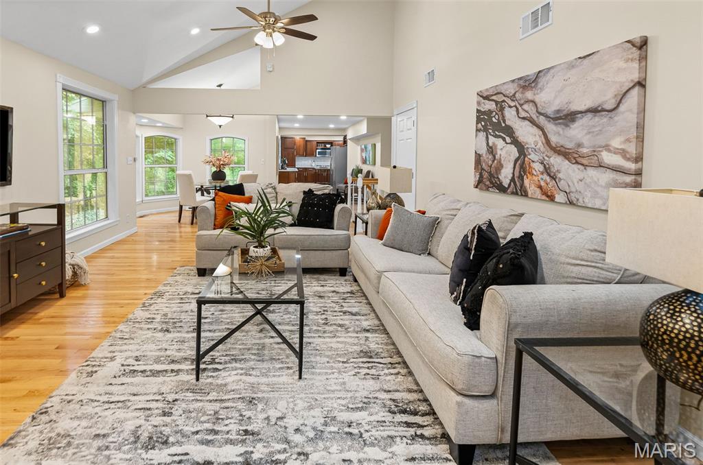 East Alton, Illinois 62024, United States, 3 Bedrooms Bedrooms, ,4 BathroomsBathrooms,Residential,Pending,148418