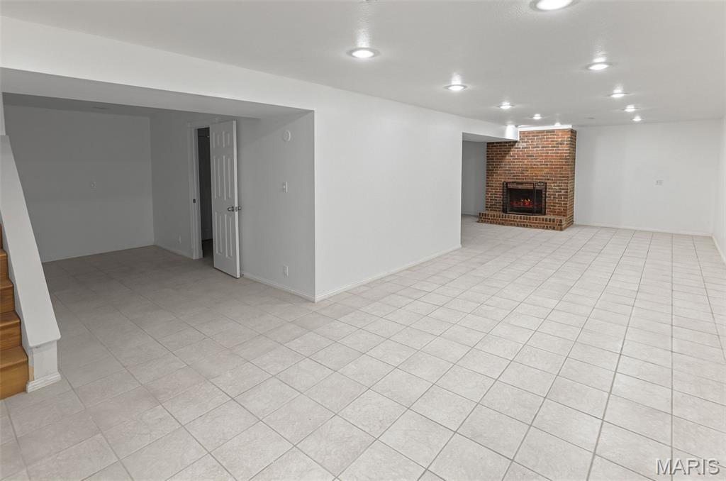 East Alton, Illinois 62024, United States, 3 Bedrooms Bedrooms, ,4 BathroomsBathrooms,Residential,Pending,148418