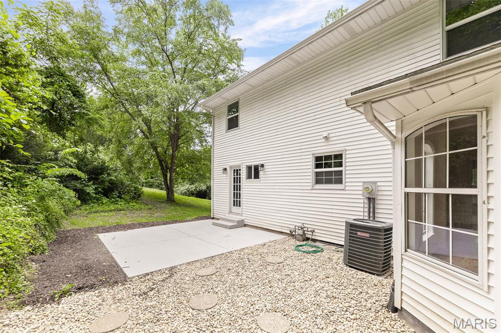 East Alton, Illinois 62024, United States, 3 Bedrooms Bedrooms, ,4 BathroomsBathrooms,Residential,Pending,148418