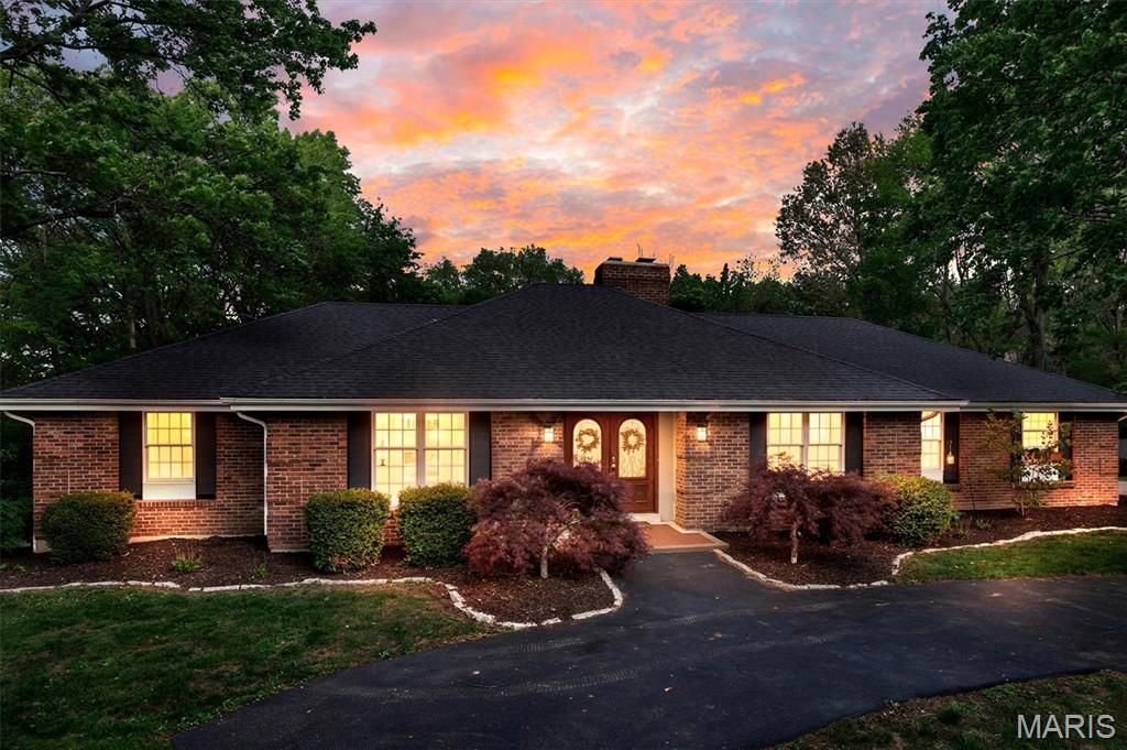 Photo of 13021 Saller Drive, Sunset Hills, MO 63127 (MLS # 26022861)