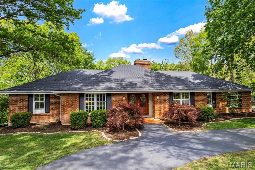 Photo of 13021 Saller Drive, Sunset Hills, MO 63127 (MLS # 26022861)