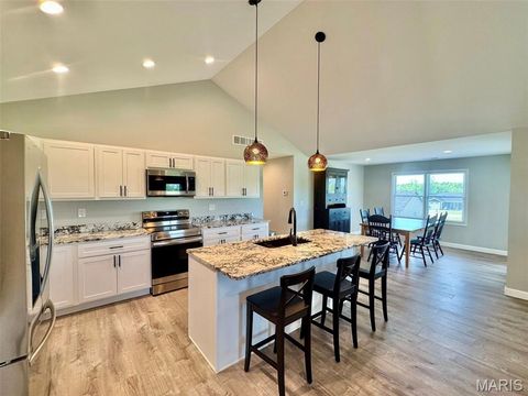 Tiny photo for 200 W Larkspur Court, Hannibal, MO 63401 (MLS # 26030927)