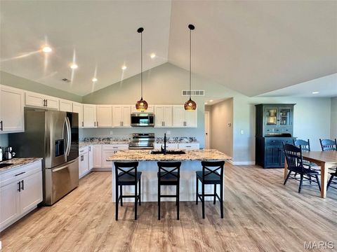 Tiny photo for 200 W Larkspur Court, Hannibal, MO 63401 (MLS # 26030927)