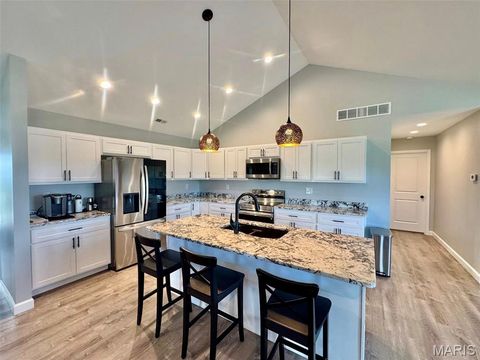 Tiny photo for 200 W Larkspur Court, Hannibal, MO 63401 (MLS # 26030927)