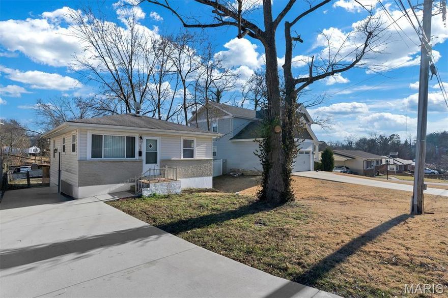 Crestwood 2 Bedroom, 1.5 bath in Lindbergh School district. Ready for immediate occupancy. Refinished oak floors through-out. Has Thermal windows, modern white cabinets in eat-in kitchen with stainless appliances and pantry. Has updated bath, large closets in bedrooms. Chill in the finished lower level with family room and office with double closet and half-bath. Enjoy a nice lot with driveway parking and fenced yard with a shed for storage.  Register and show