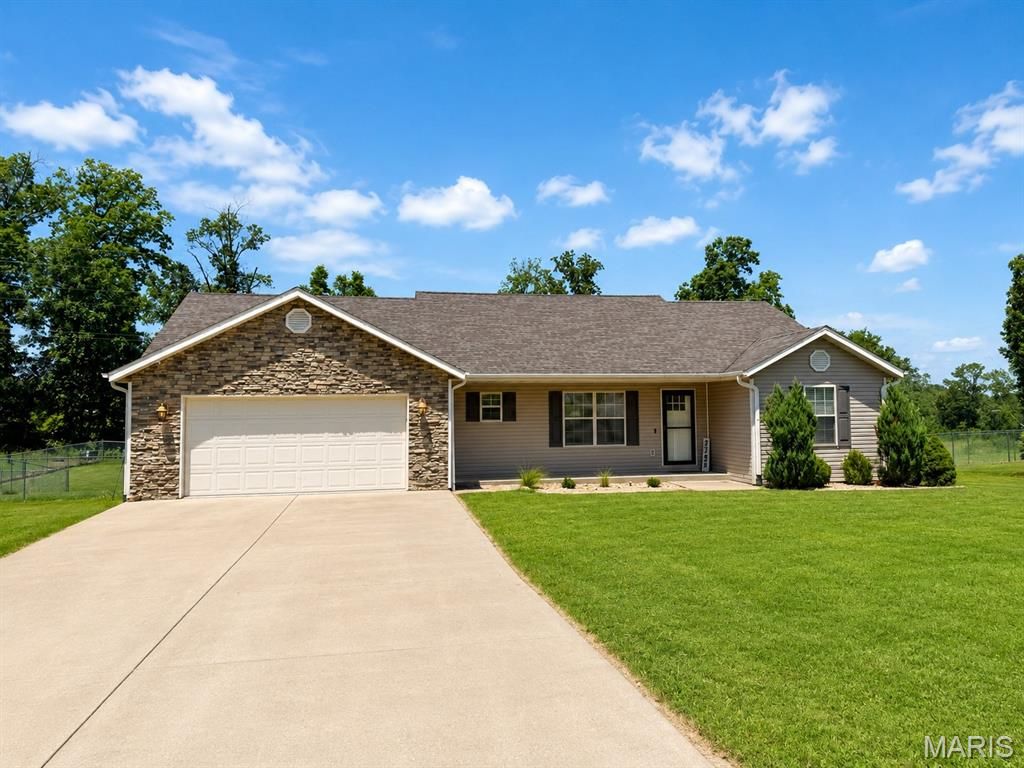Photo of 3795 Wildwood Path, Poplar Bluff, MO 63901 (MLS # 26042442)
