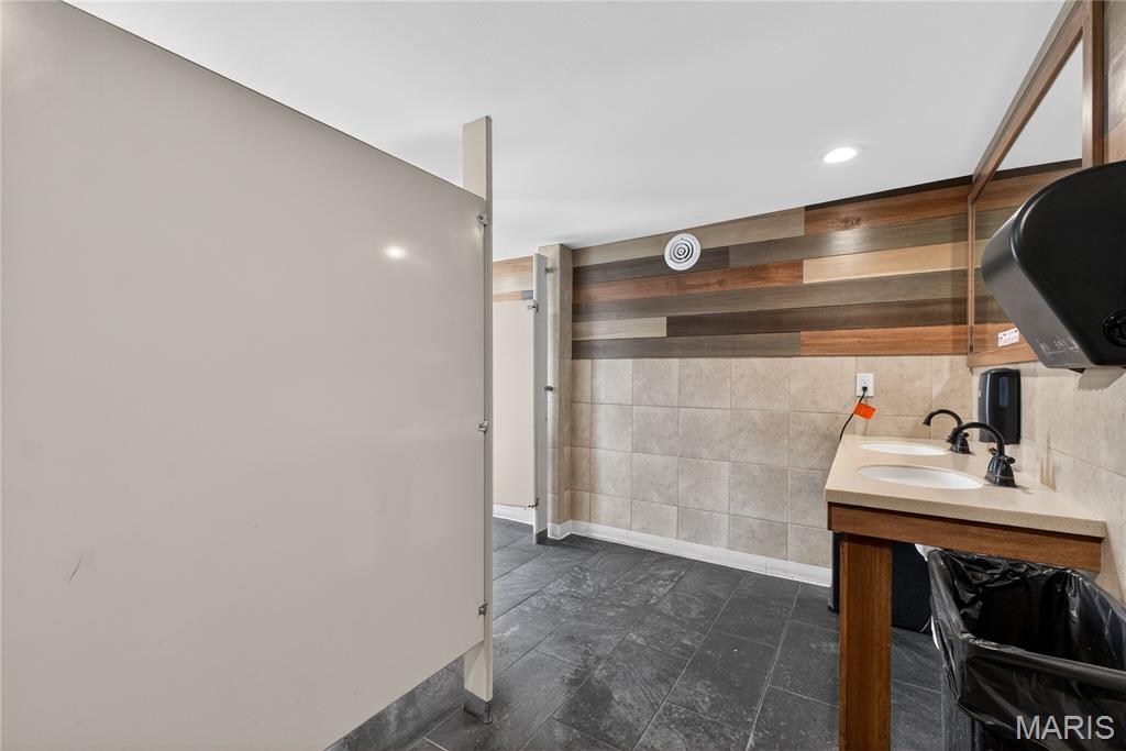 Gravois City Limits Park - Commercial Lease