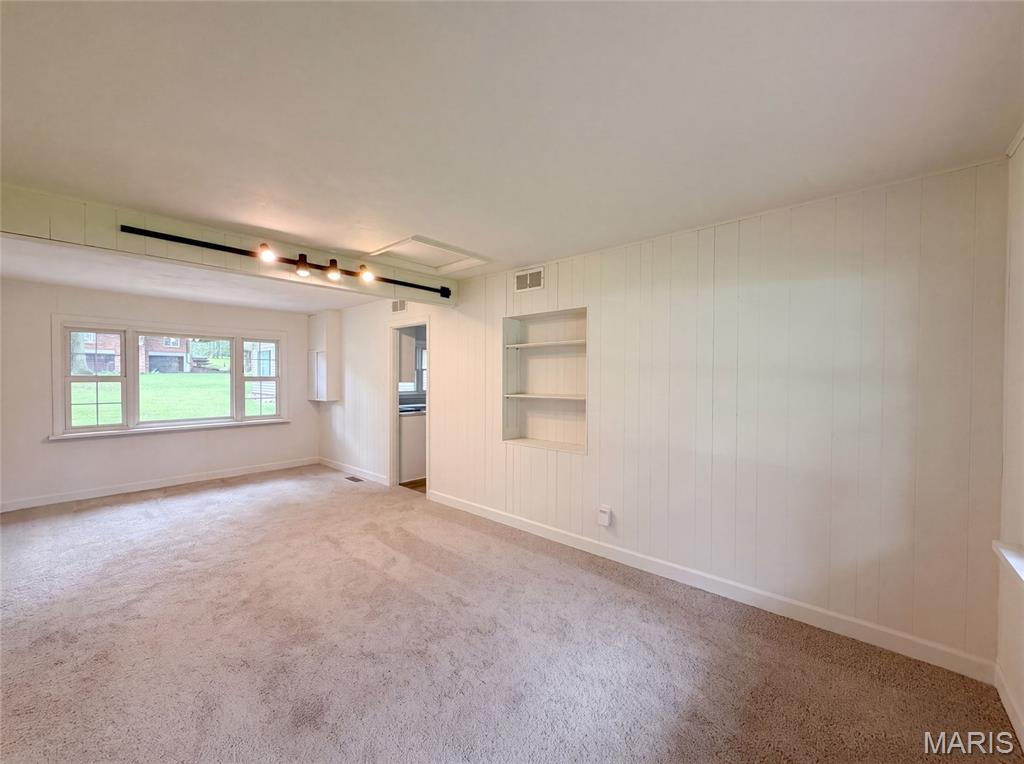 925 Woodcrest Lane