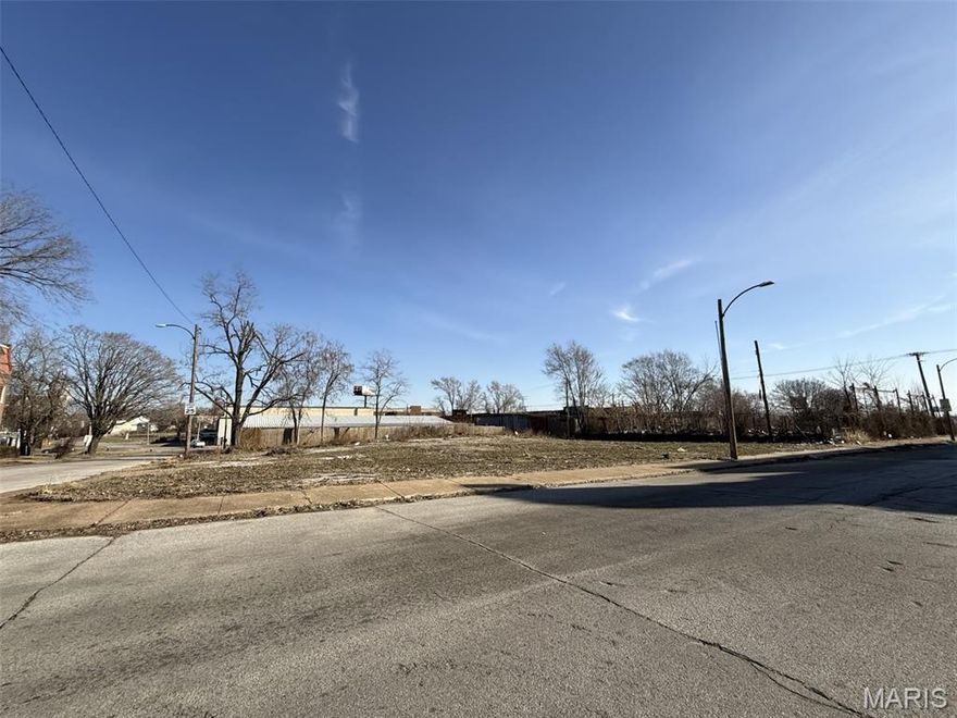 Residential lot for sale. Near new development. Willing to sell with adjacent lots 1415 and 1425 Palm St. Zoned for multifamily.