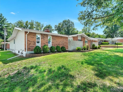 Photo of 22 La Gorce Drive, Chesterfield, MO 63017 (MLS # 26048245)