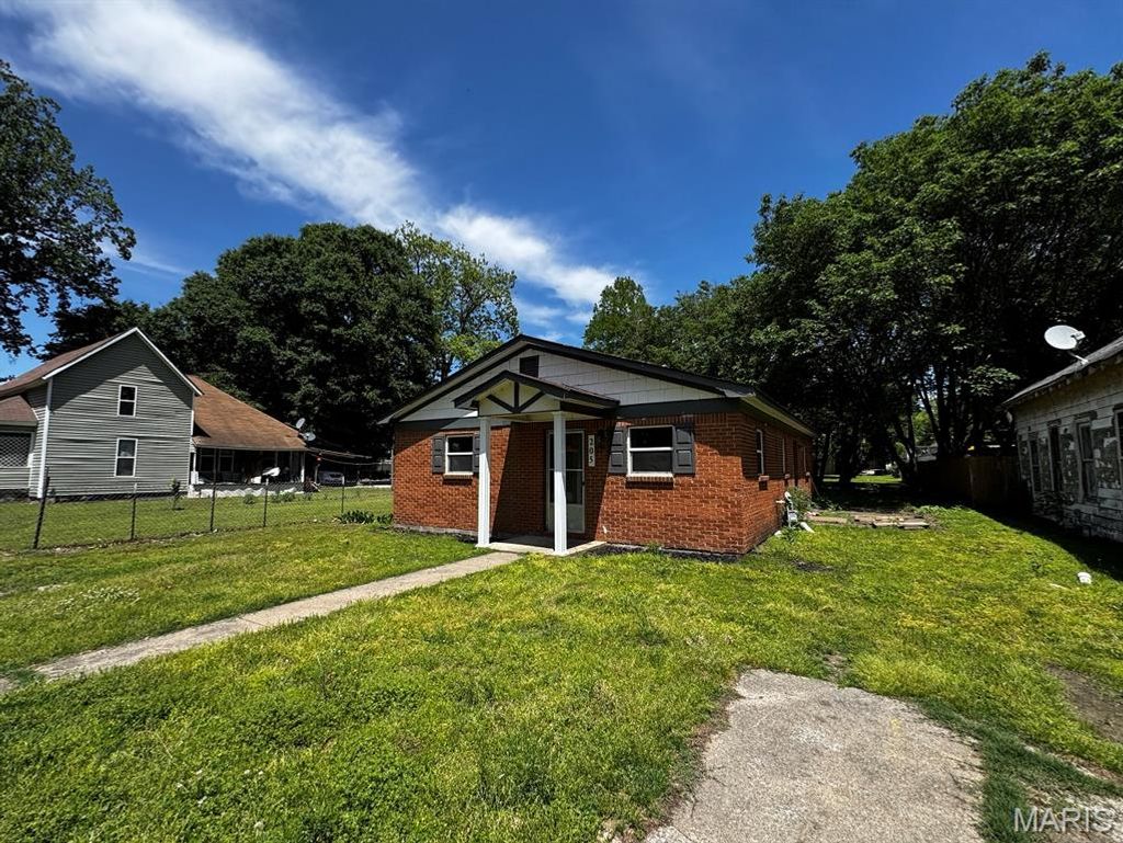 Photo of 205 E 9th Street, Caruthersville, MO 63830 (MLS # 26029629)