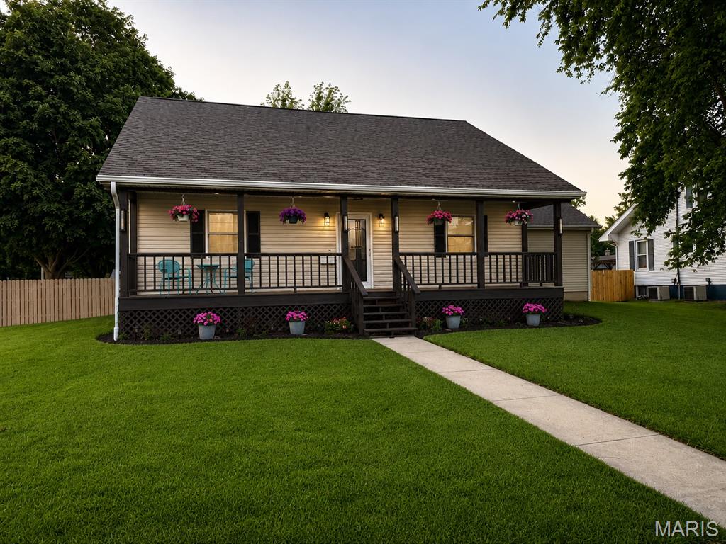 Photo 1 of 20 — 105 E Elm Street, Gillespie, IL 62033