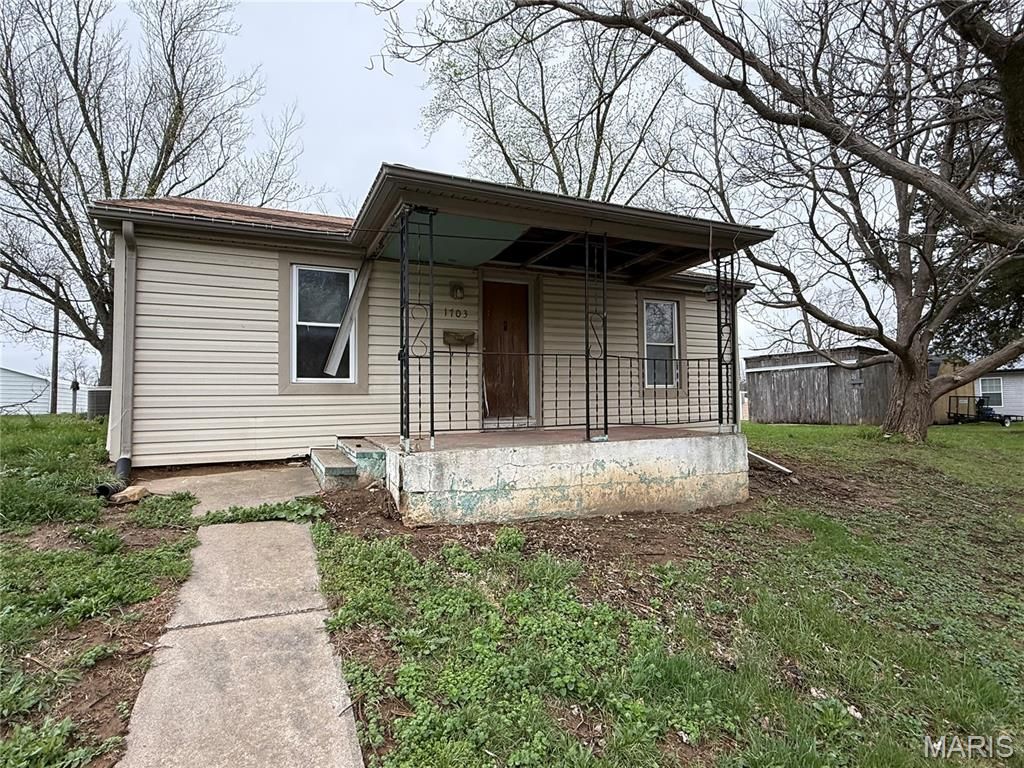 Photo of 1703 D Street, Hannibal, MO 63401 (MLS # 26019935)