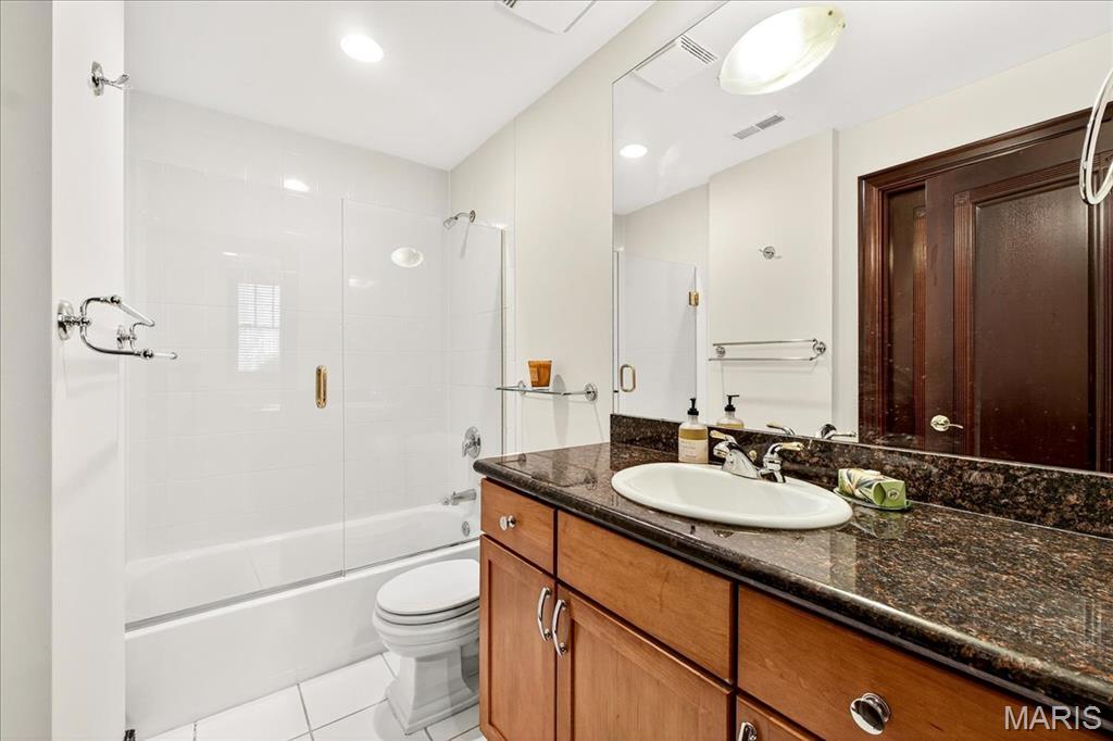 St Louis, Missouri 63108, United States, 2 Bedrooms Bedrooms, ,2 BathroomsBathrooms,Residential,Active,196012