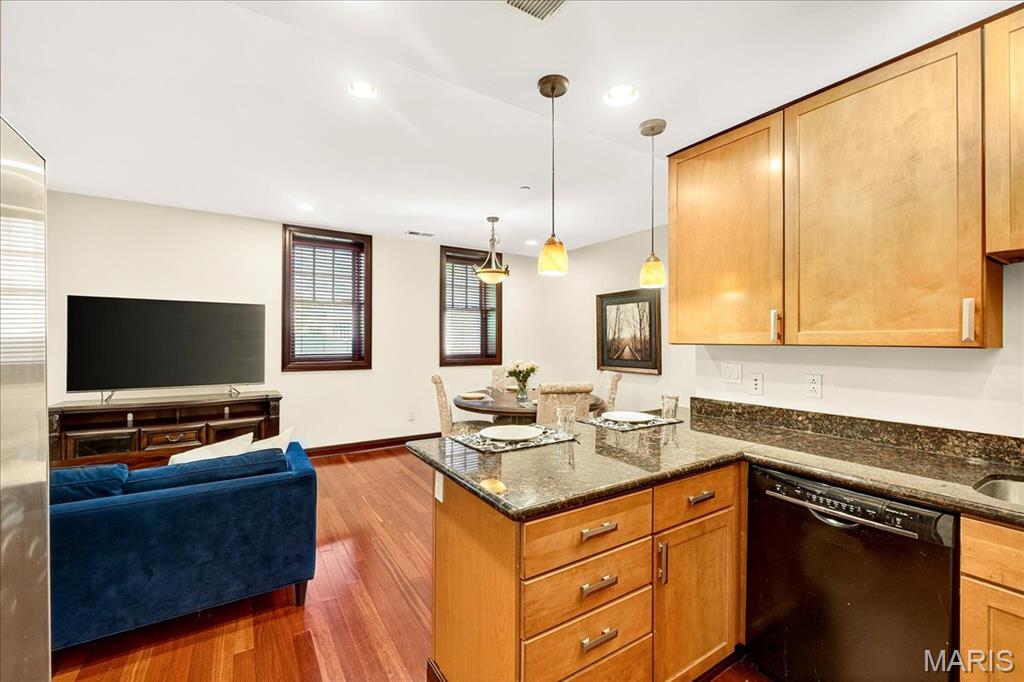 St Louis, Missouri 63108, United States, 2 Bedrooms Bedrooms, ,2 BathroomsBathrooms,Residential,Active,196012