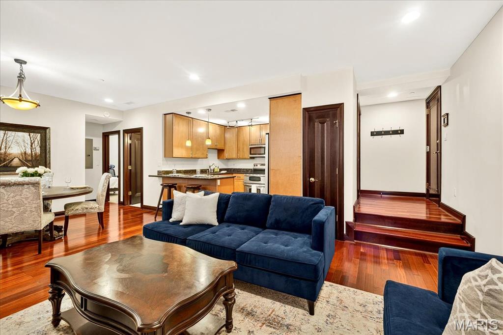 St Louis, Missouri 63108, United States, 2 Bedrooms Bedrooms, ,2 BathroomsBathrooms,Residential,Active,196012