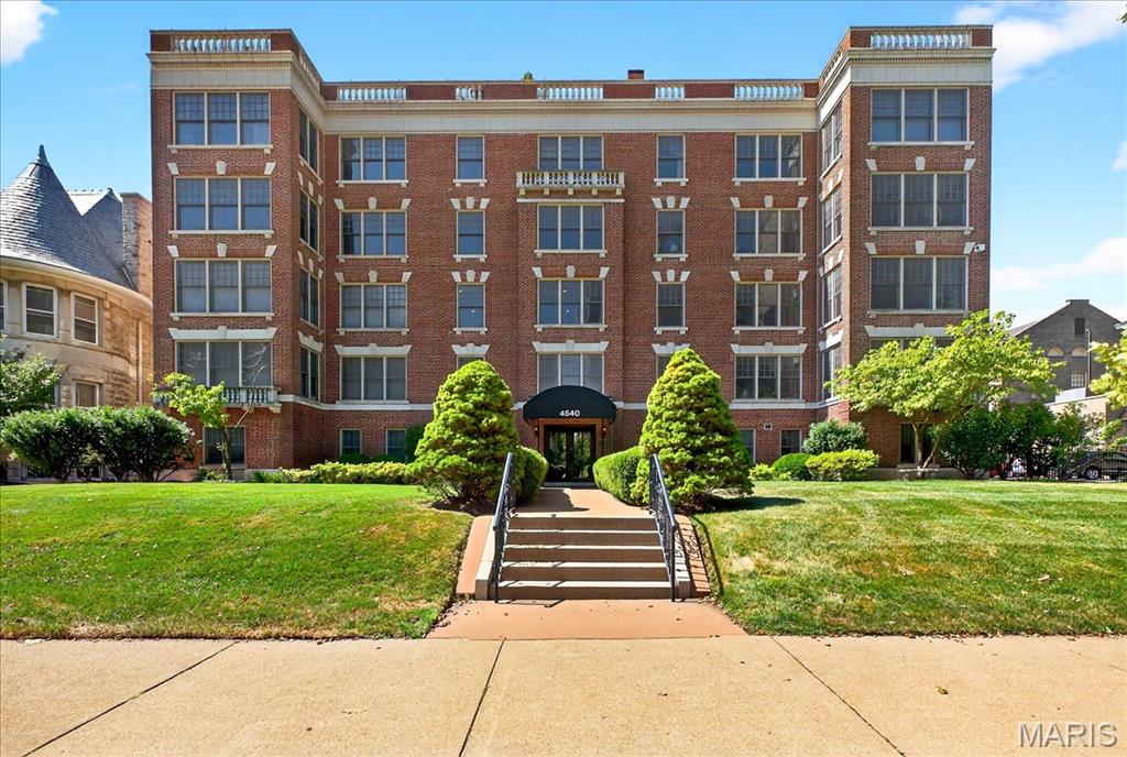 St Louis, Missouri 63108, United States, 2 Bedrooms Bedrooms, ,2 BathroomsBathrooms,Residential,Active,196012