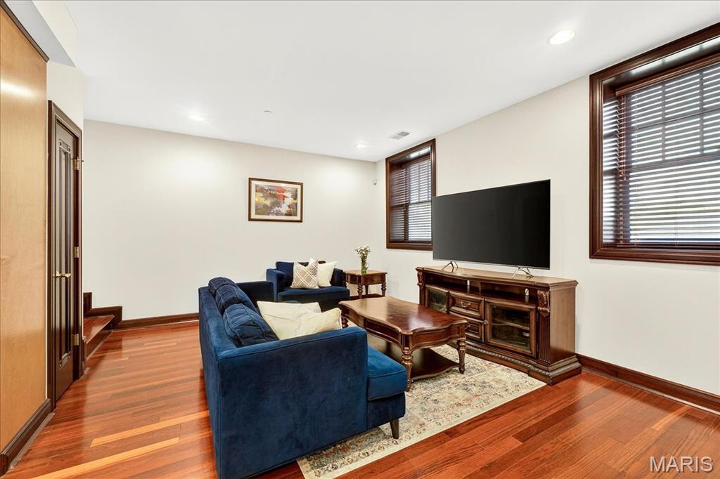 St Louis, Missouri 63108, United States, 2 Bedrooms Bedrooms, ,2 BathroomsBathrooms,Residential,Active,196012