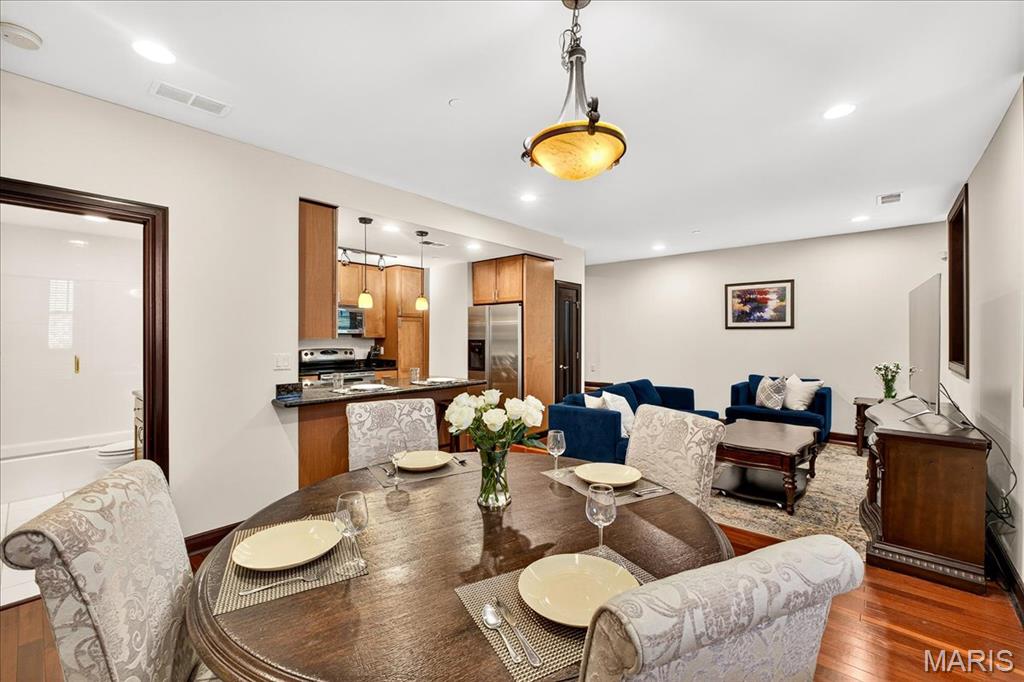 St Louis, Missouri 63108, United States, 2 Bedrooms Bedrooms, ,2 BathroomsBathrooms,Residential,Active,196012