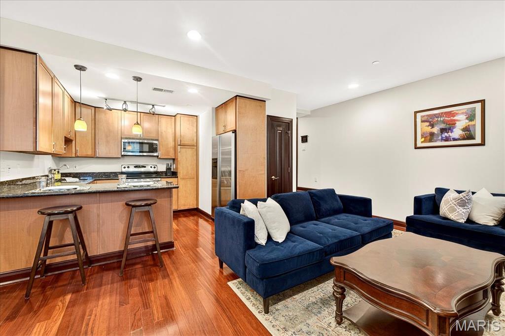 St Louis, Missouri 63108, United States, 2 Bedrooms Bedrooms, ,2 BathroomsBathrooms,Residential,Active,196012