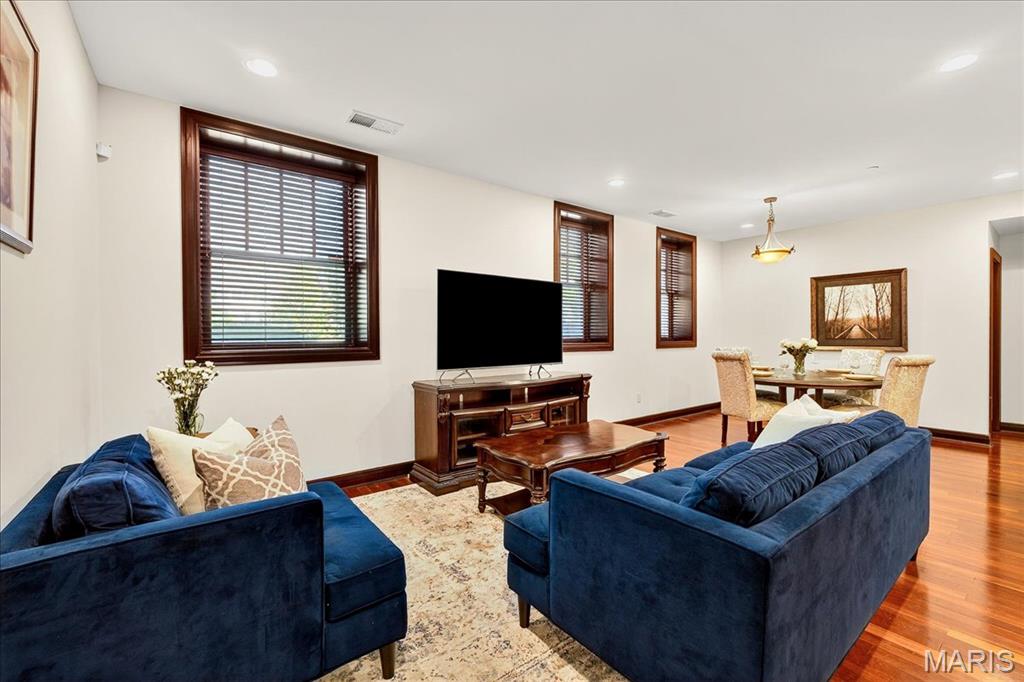 St Louis, Missouri 63108, United States, 2 Bedrooms Bedrooms, ,2 BathroomsBathrooms,Residential,Active,196012