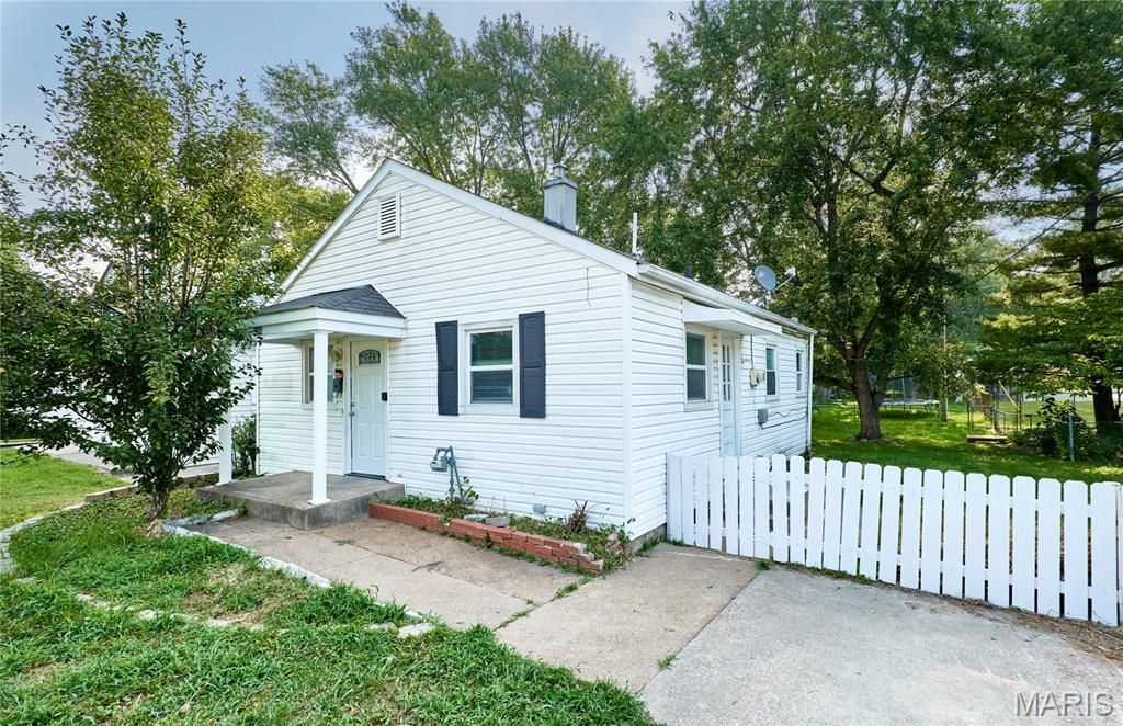 Photo of 3346 Saint Joachim Lane, St Ann, MO 63074 (MLS # 26013682)