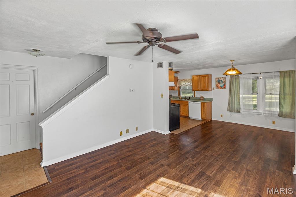 Caseyville, Illinois 62232, United States, 2 Bedrooms Bedrooms, ,1 BathroomBathrooms,Residential,Active,231109